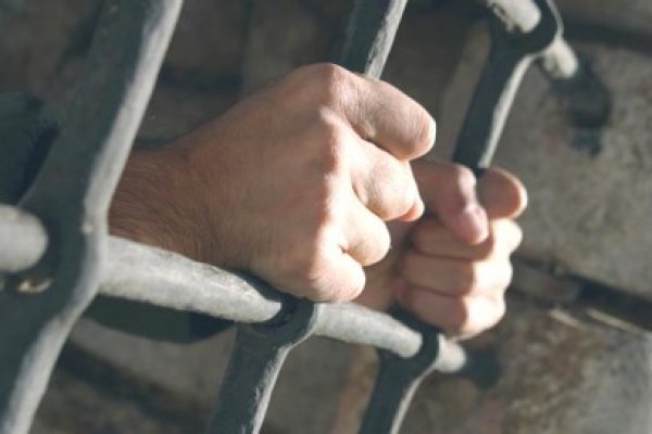 Individul care a târât un poliţist cu maşina rămâne în arest